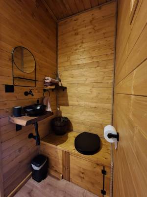 Jednoduchá kúpeľňa s umývadlom a suchou toaletou, Hviezdna noc, Spišský Hrhov