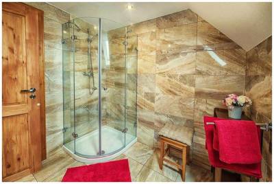 Kúpeľňa so sprchovým kútom, Chata Margitka, Dúbrava