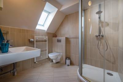 Kúpeľňa so sprchovacím kútom a toaletou, Villa Oddy, Stará Lesná