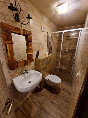 Kúpeľňa so sprchovým kútom na prízemí, Zrub Ďurík, Valaská
