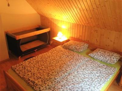 4-lôžková spálňa s manželskou posteľou s možnosťou detskej postieľky, Chata Hugo, Liptovský Ján