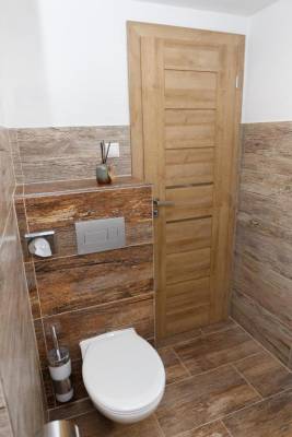 Kúpeľňa so sprchovým kútom a toaletou, Villa Alexandra, Bešeňová