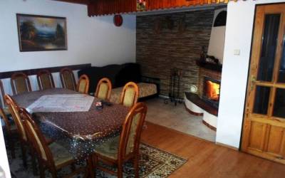Obývačka s krbom, Chata na Rúbani, Mojtín