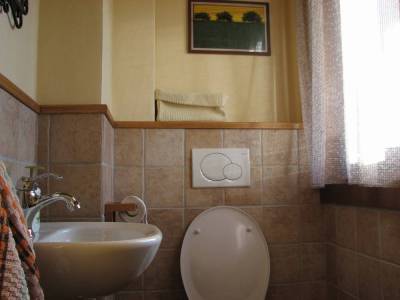 Samostatná toaleta s umývadlom, Drevenica Čakanka, Terchová