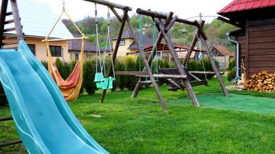 Detské ihrisko so šmykľavkou a záhradnou hojdačkou, Chata Cynthia, Bukovina