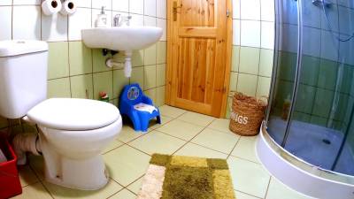 Kúpeľňa so sprchovým kútom a toaletou, Chata Cynthia, Bukovina