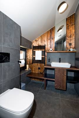 Kúpeľňa s toaletou a sprchovacím kútom, Natur Resort - Chata Natura, Veľká Lomnica