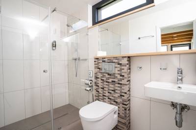Kúpeľňa so sprchovacím kútom a toaletou, Natur Resort - Domček Standard, Veľká Lomnica