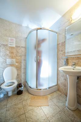Kúpeľňa so sprchovým kútom a toaletou, Drevenica pod Sitieňom 1, Lazisko
