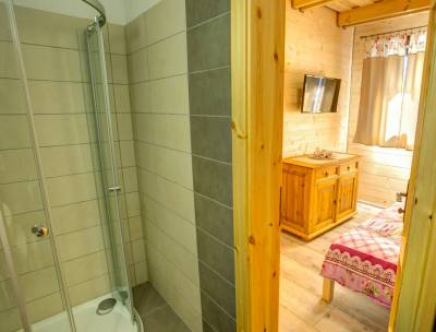 Kúpeľňa so sprchovým kútom a toaletou, Drevenica pod Sitieňom 2, Lazisko