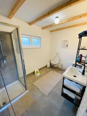 Kúpeľňa so sprchovým kútom a toaletou, Chata Cérov, Púchov