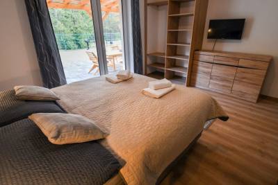 3-lôžková izba s manželskou posteľou a vstupom na terasu, Wellness Villa Bobrik, Pribylina