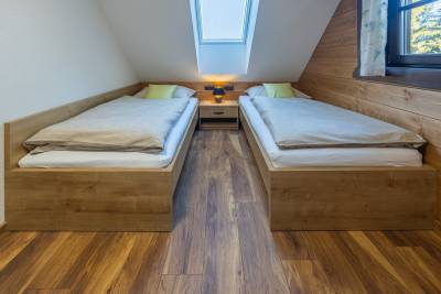 Spálňa s manželskou posteľou a 2 samostatnými lôžkami na poschodí, Drevenica Lesanka, Liptovský Mikuláš