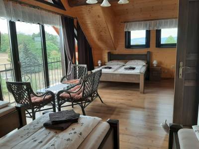 Spálňa s manželskou posteľou, samostatnými lôžkami, sedením a prístupom na balkón, Zrub Živa, Krupina