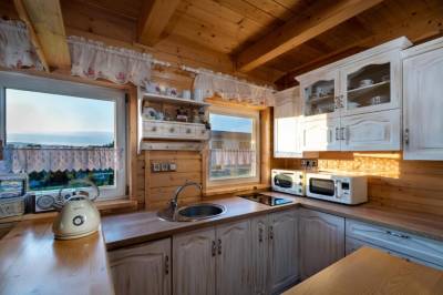 Plne vybavená kuchyňa, Chata Arctic House*****, Osádka