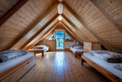 Spálňa so 4 samostatnými posteľami a vstupom na balkón, Chata Arctic House*****, Osádka