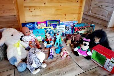 Detské hračky, Chata Arctic House*****, Osádka