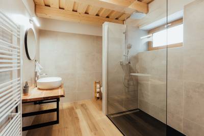 Kúpeľňa so sprchovacím kútom a toaletou, Chata pod Mníchom, Terchová