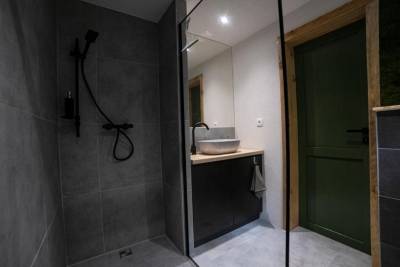 Kúpeľňa so sprchovacím kútom, Panorama TinyHouse, Podbrezová
