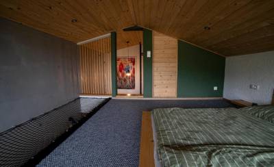Spálňa s nízkou manželskou posteľou a oddychovou sieťou, Panorama TinyHouse, Podbrezová