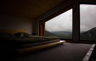 Spálňa s nízkou manželskou posteľou a širokými oknami s výhľadom, Panorama TinyHouse, Podbrezová