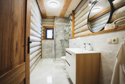 Kúpelňa so sprchovým kútom a toaletou, Chata Červená voda, Nižná Boca
