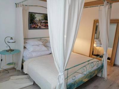 Spálňa s manželskou posteľou s baldachýnom, Entrez Apartment 1, Košice