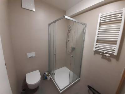 Kúpeľňa so sprchovacím kútom a toaletou, Entrez Radnica, Košice