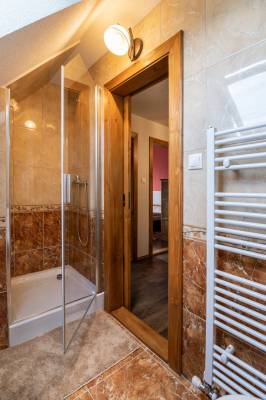 Kúpeľňa na poschodí so sprchovým kútom a toaletou, Chalet Malé Borové, Malé Borové