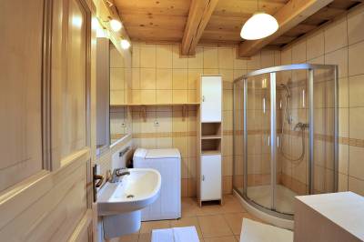 Kúpeľňa so sprchovacím kútom a práčkou, Drevenice Sojka, Malatíny
