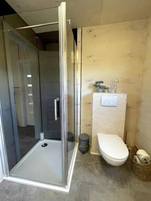 Kúpeľňa so sprchovým kútom, Tiny house v srdci Liptova, Liptovské Matiašovce