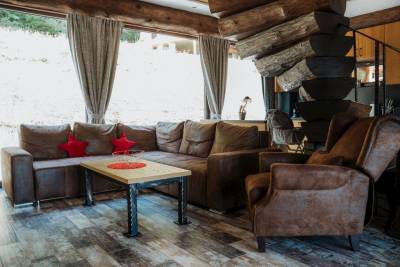 Obývačka s pohodlným gaučom, Mountain Chalets - Chalet u Orla, Valča