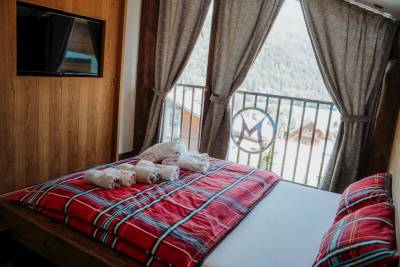 Spálňa s manželskou posteľou a LCD TV, Mountain Chalets - Chalet U býka, Valča