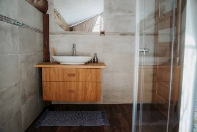 Kúpeľňa so sprchovacím kútom a toaletou, Mountain Chalets - Chalet u medveďa, Valča