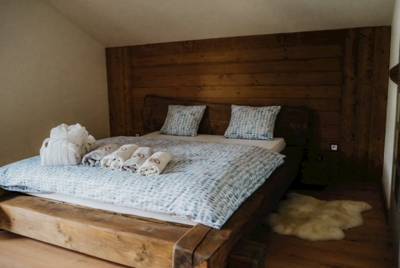 Spálňa s manželskou posteľou, Mountain Chalets - Chalet pod medveďom, Valča