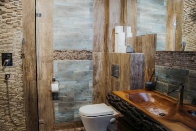 Kúpeľňa so sprchovacím kútom a toaletou, Mountain Chalets - Chalet pod medveďom, Valča