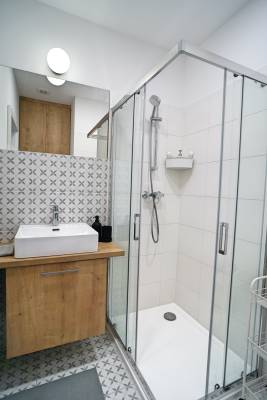 Kúpeľňa so sprchovým kútom a toaletou, Apartmán Abbey Road, Liptovský Mikuláš