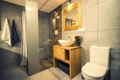 Kúpeľňa so sprchovým kútom a toaletou, Chata Pri Potoku, Oščadnica