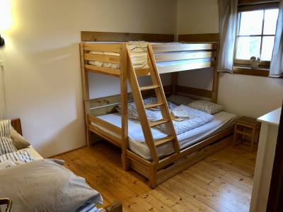 Spálňa s poschodovou posteľou a samostatným lôžkom, Drevenica Veverica, Terchová
