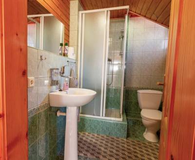 Kúpeľňa so sprchovacím kútom a toaletou, Chata Relax, Liptovské Revúce