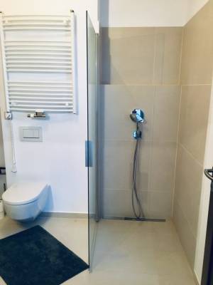 Kúpeľňa so sprchovacím kútom a toaletou, Chalet Ka, Bystrá