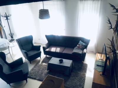 Obývačka s pohovkou a kreslami a LCD TV, Chalet Ka, Bystrá