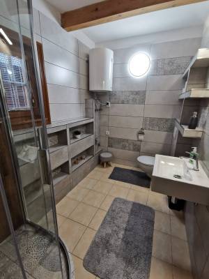 Kúpeľňa so sprchovacím kútom a toaletou, Drevenica Podbiel, Podbiel