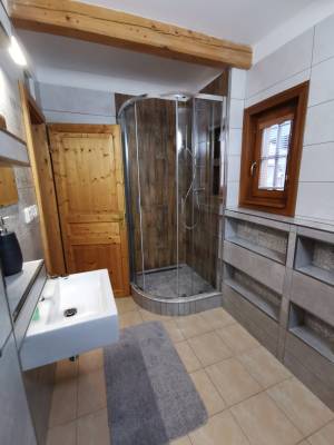 Kúpeľňa so sprchovacím kútom, Drevenica Podbiel, Podbiel