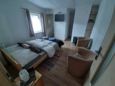 Spálňa s manželskou posteľou, LCD TV a elektrickým krbom, Chata Daniela, Liptovská Osada