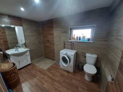 Kúpeľňa so sprchovacím kútom, toaletou a práčkou, Chata Daniela, Liptovská Osada