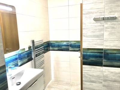 Kúpeľňa so sprchovacím kútom a toaletou, Apartmán Wawa, Vysoké Tatry