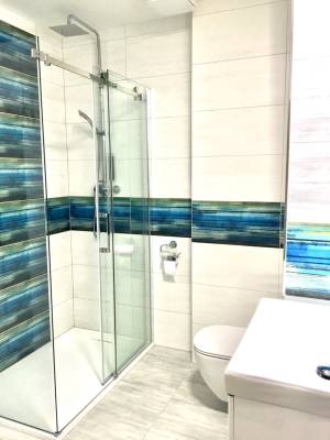 Kúpeľňa so sprchovacím kútom a toaletou, Apartmán Wawa, Vysoké Tatry