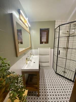 Kúpeľňa so sprchovacím kútom, Stag house – Jelení dom, Smižany