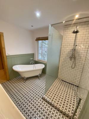 Kúpeľňa s vaňou a sprchovacím kútom, Chata Paradise, Smižany